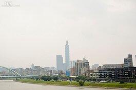 民權大橋附近一帶大佳河濱、美堤河濱等都可以看到煙火。