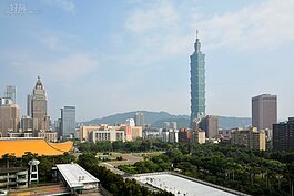 國父紀念館廣場面積較信義路周圍廣，但若人脫離人擠人，只想看煙火的話，不妨像記者一樣，尋找朋友到附近頂樓觀賞煙火。