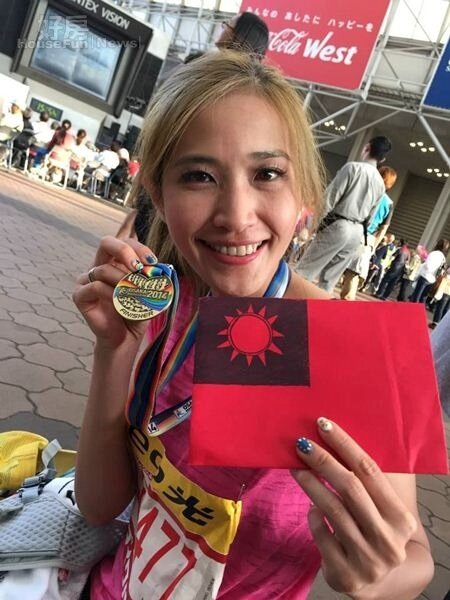 
9.熱愛跑步的梁一貞，今年也參加日本大阪馬拉松42公里挑戰賽，最終獲得5小時40分鐘成績，完賽後也開心地展示奬牌。
