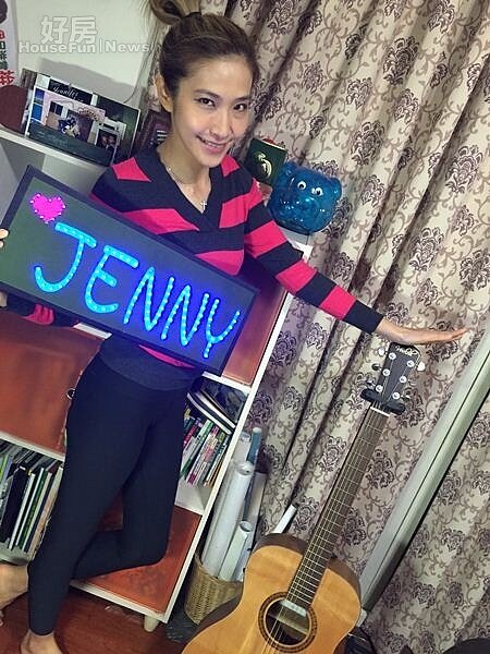 7.海報、樂器、以及歌迷自製的LED看板,皆是梁一貞的珍貴收藏。