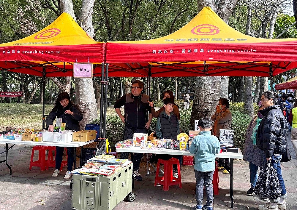 除了二手義賣外，現場也設置「防詐騙宣導區」，由志工與社區幹部協助，向參與民眾講解當前詐騙手法與應對方式。