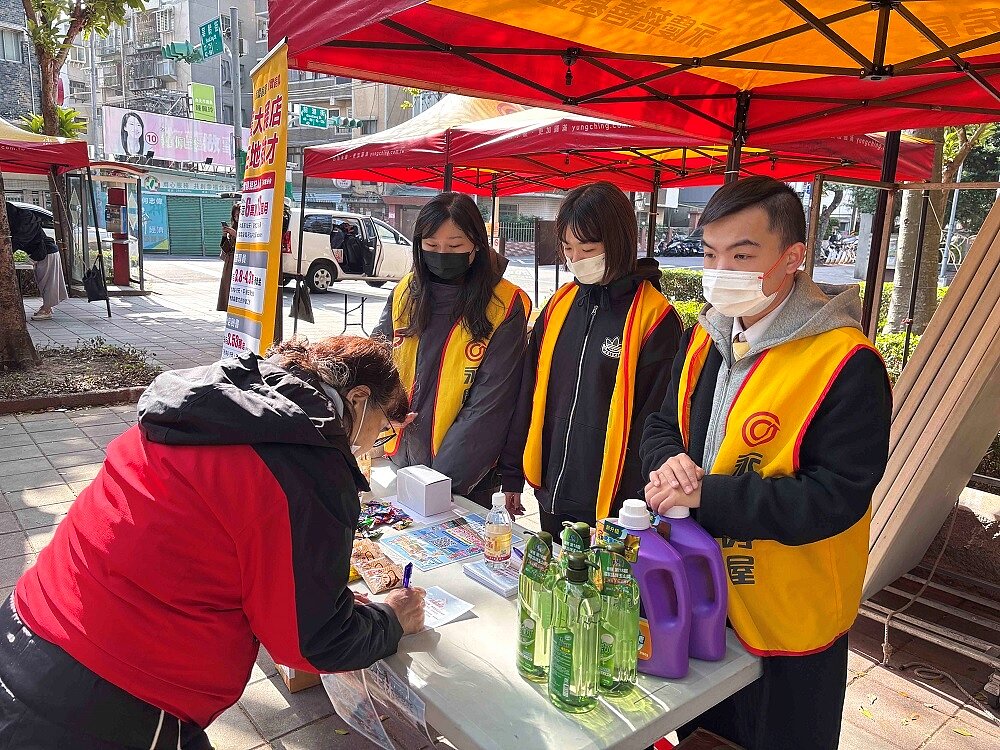 永慶房屋連續三年響應寒冬送暖活動，今年準備多樣小點心與實用民生用品，與社區民眾將愛心傳遞社會角落。