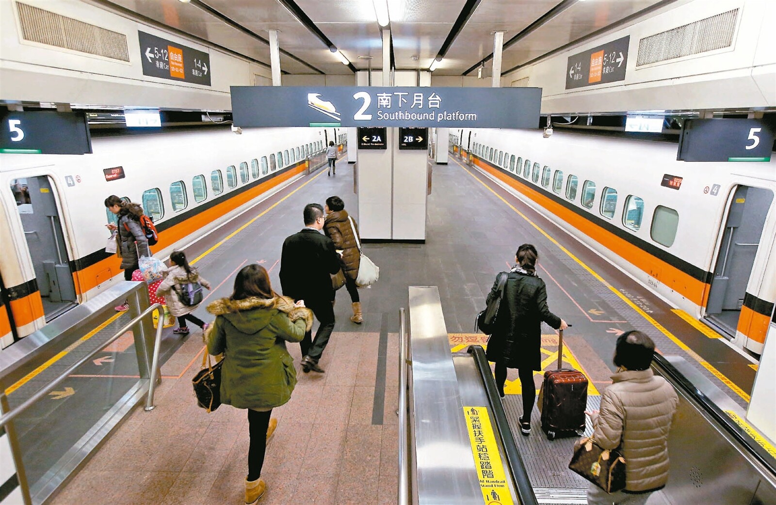 交通部長葉匡時昨天表示,若高鐵財務改革方案無法在立法院過關,高鐵破產可能變國營事業,也可能政府接管一年,並尋覓願意接手且合適的公司,目標在一年後轉移經營權。 記者潘俊宏、余承翰/攝影