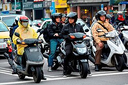 再也不怕菸灰傷眼！汽機車行進間駕駛抽菸罰600元
