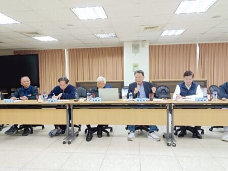 
土方之亂延燒，台灣區營造綜合同業公會理事長陳煌銘（右二）20日召集各縣市營造業代表舉行記者會，呼籲政府出面解決，制訂切實可行的政策。圖∕袁延壽
