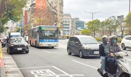 
台北市萬華區艋舺大道接中華路、往西門町方向，因公車班次密集，且上下游車道數不一致，導致大量車流在匯流點被迫集中、交織嚴重，成為交通風險熱點。（邱芊攝）
