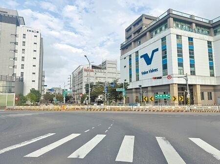 
新北市土城柑城橋原預計民國114年底動工打通連接中山路，但土城產業園區強烈反對，甚至向施工單位新北市新工處揚言「進入施工就報警」。新工處表示，持續與土城產業園區溝通。（柯毓庭攝）
