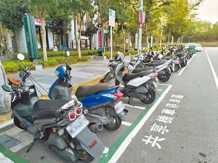 
台中市政府交通局在捷運高鐵台中站周邊，畫設共享機車專用停車格，但有民眾抱怨車格都被一般機車占用。（李京昇攝）

