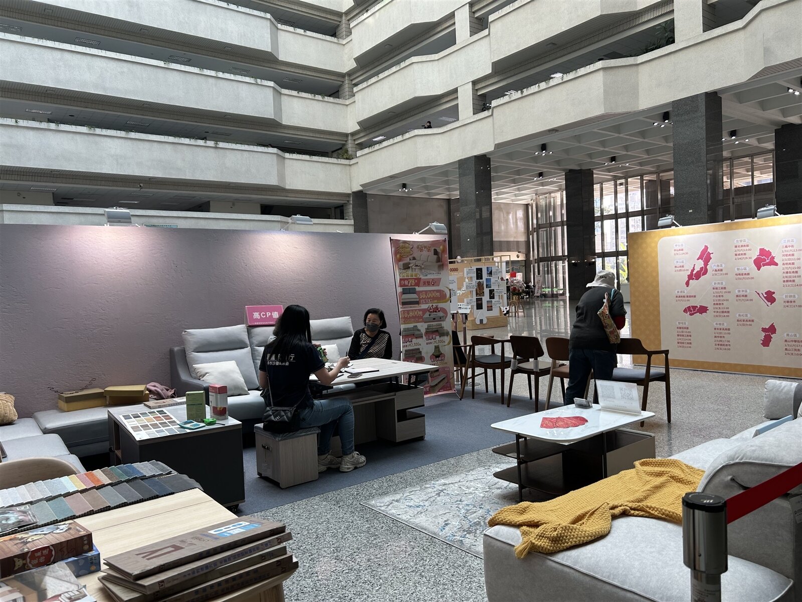 高府市府中庭安排臨時家具展區，洽公民眾也可以順道徵詢專業意見。記者徐白櫻／攝影 