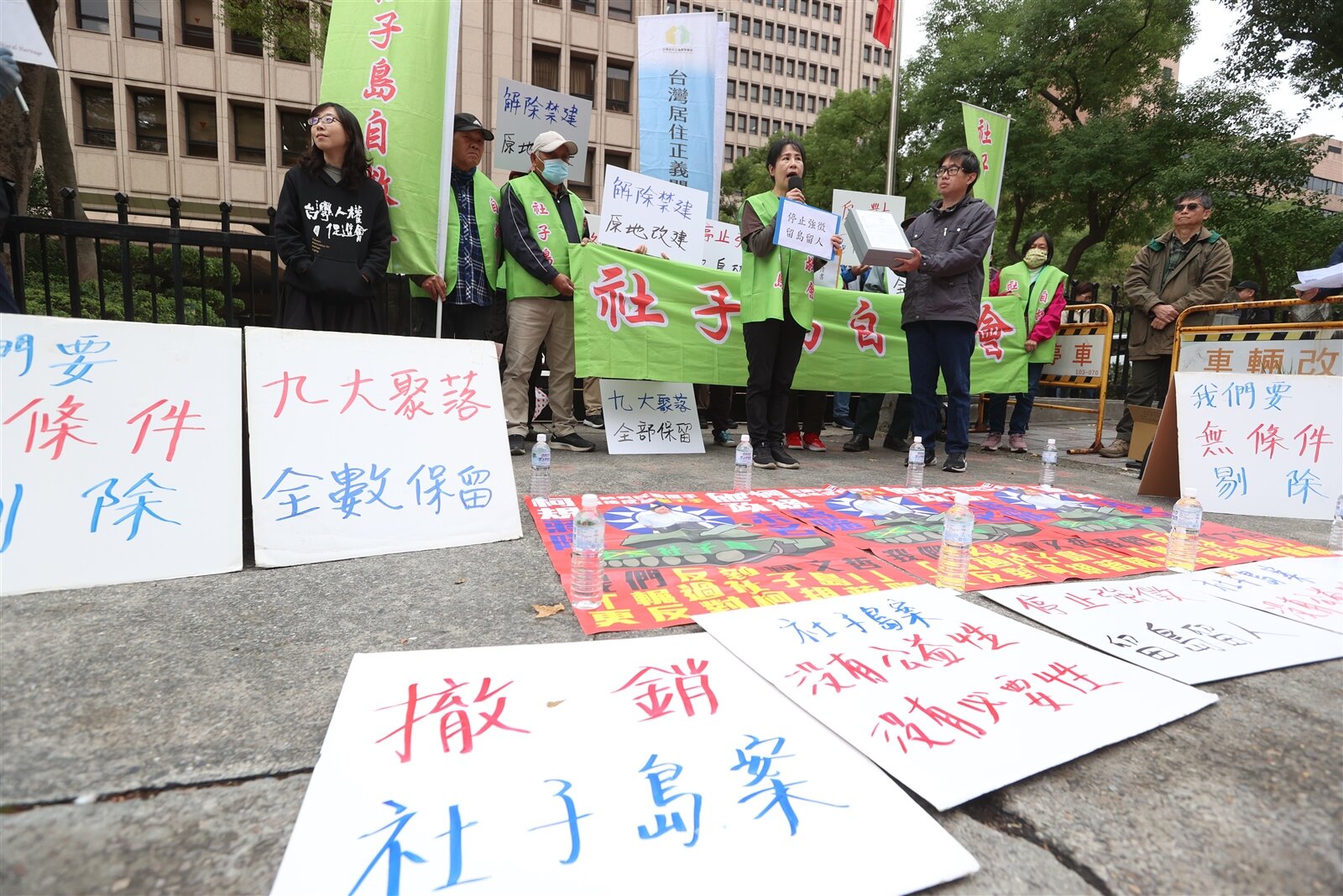 社子島自救會蒐集上千份居民簽署的「反對區段徵收」意見書，昨天親送副本到內政部，呼籲停止審查社子島區段徵收計畫。記者葉信菉／攝影 