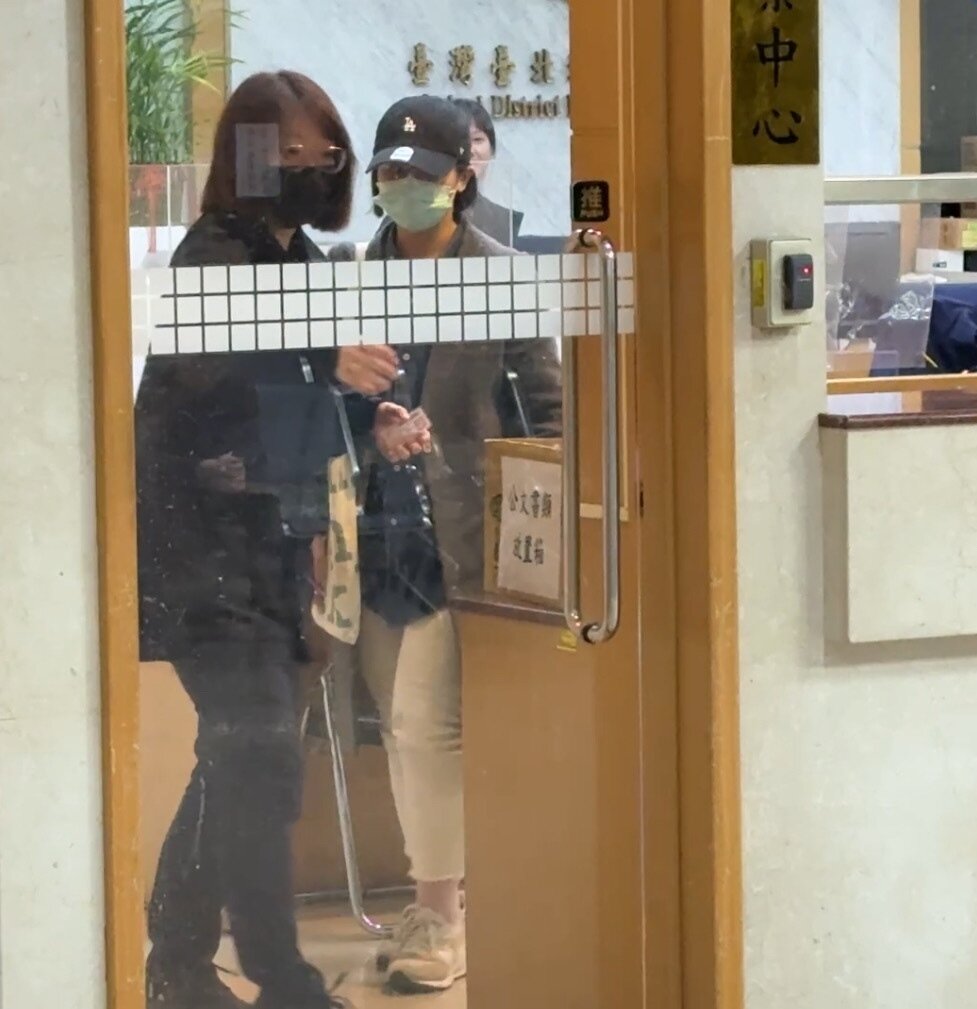 檢調偵辦太子集團洗錢案，再約談負責掌管「和平大苑」豪宅總管凃又文（右）。記者張宏業／攝影 