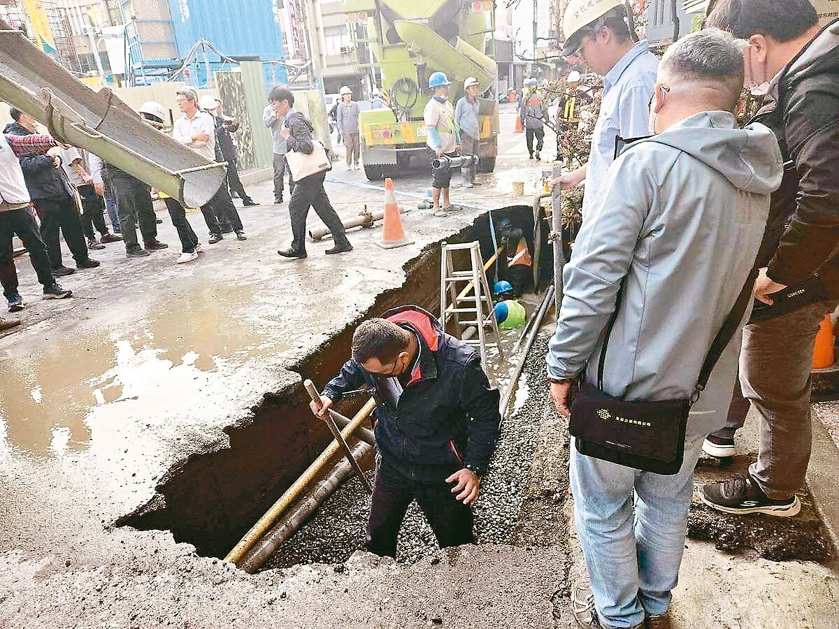 台南市五妃街近西門路口昨下午再度發生路面塌陷，工務局緊急協調廠商進場灌漿回填，以穩固路基。圖／取自市議員陳怡珍臉書