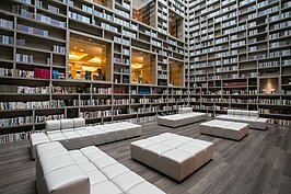 大廳中擺放著舒適的沙發，讓人一書在手忘卻時間流逝。