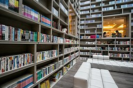 這些書有的是董事長由國外購回，有的則是旅客捐贈的。