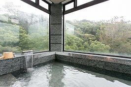 三面採光的溫泉浴池，在這裡享受溫泉不必擔心走光。