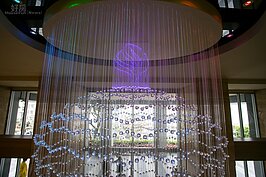 華麗的水晶打出3D的旅店Logo十分特別。