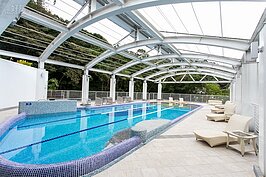 游泳池，可惜不是暖呼呼的溫泉。