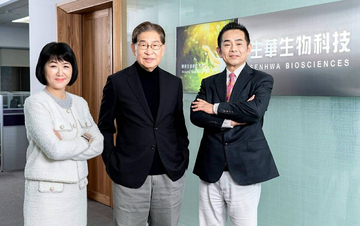 生華科董事長胡定吾（中）、醫務長黃品諺（右）、執行副總暨財務長張小萍，帶領團隊結合科技與醫學，布局癌症治療關鍵新路徑。圖／生華科公司提供
