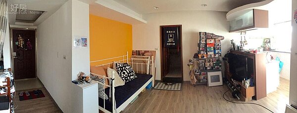 3.客廳用可擠下4~5人的沙發床取代傳統沙發椅,此外電視櫃旁可見到陳嘉行滿滿的PUMA黑標鞋子收藏品。