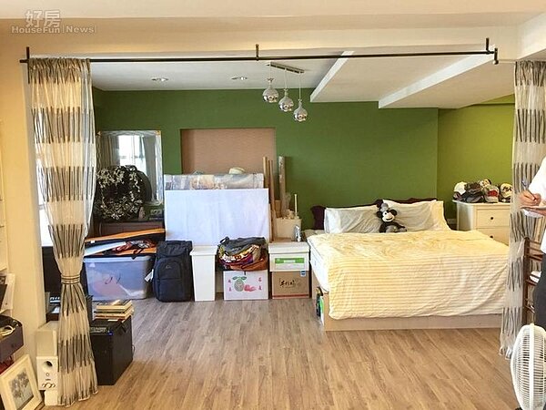 4.客廳與臥房之間以活動式簾幕做出區隔,不但將小坪數空間運用到極致,也能保有私人空間。