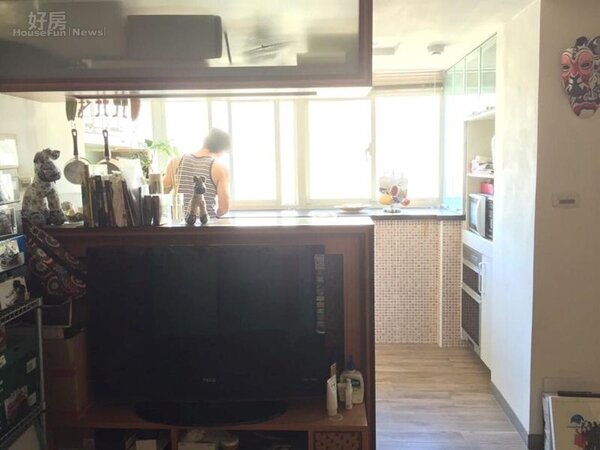 
6.陳嘉行個人最滿意的就是電視櫃與廚房小吧檯之間的雙面設計。