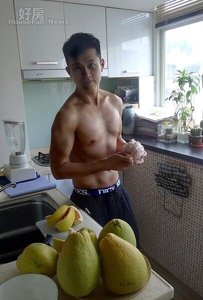 7.廚房空間小巧精緻,空閒時陳嘉行也喜歡宅在家享受DIY下廚的樂趣。(焦糖哥哥臉書專頁)