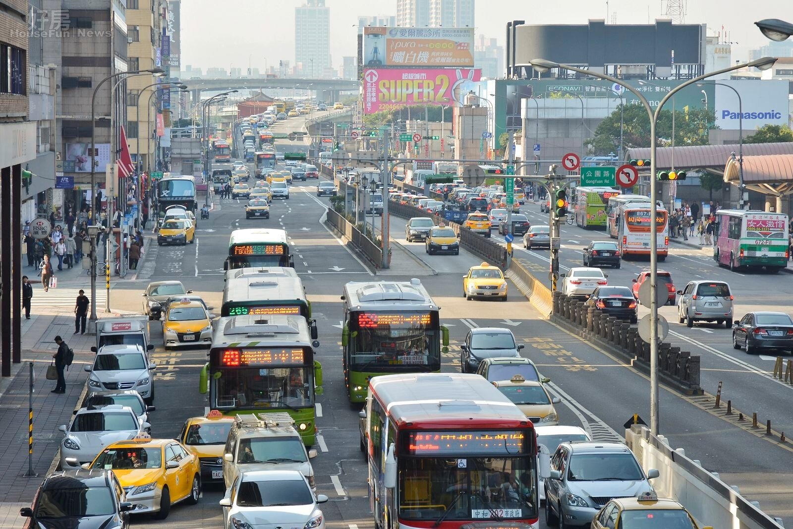 台北市公共運輸處規劃「木柵動物園-政治大學周邊-信義快速道路-台北市政府周邊-松山車站」的往返程純電動公車路線,於28日完成審議並由欣欣客運得標,待業者完成籌備12輛電動公車後,預計於明年8月上路營運。。(好房網News記者 陳韋帆/攝影)