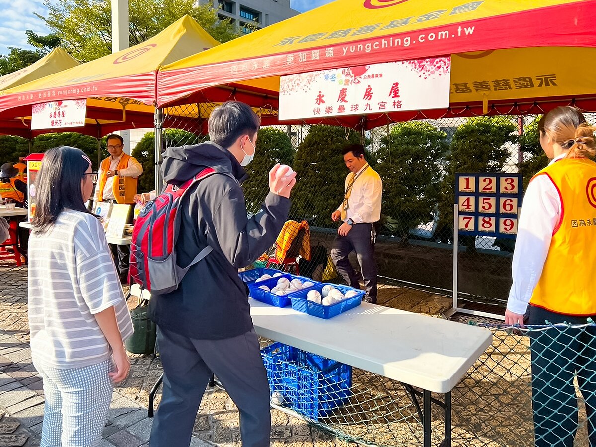 永慶房屋發揮「社區好鄰居」力量，熱情贊助30頂帳篷，也規劃投球遊戲，陪伴大小朋友同樂。圖／永慶房產集團提供