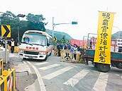 路障強制吊離　基隆基福公路終於通車