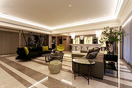 利用大型玻璃與光線，不僅可讓起居客廳看起來更大，也更具有大器感。