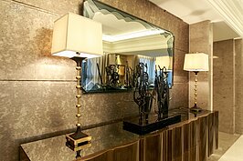 餐廳是客廳之外家人聚集與宴客最重要的地方，擺上兩座鑄鐵藝術品，可凸顯主人的不凡品味。