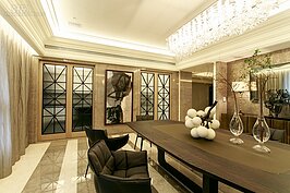 若是餐桌桌面很大，不妨將之變身為展示台，放上藝術品，可邊用餐邊欣賞。