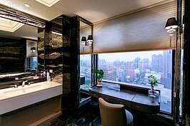 就連浴室也可以很藝術。牆面上的花紋貼磚，每一片的紋路各不同。