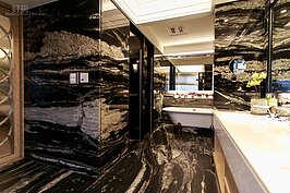 就連浴室也可以很藝術。牆面上的花紋貼磚，每一片的紋路各不同。