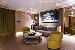 主臥房相連的小型起居室，牆上的畫作增添幾許藝術氣息。