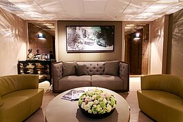 主臥房相連的小型起居室，牆上的畫作增添幾許藝術氣息。