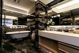 就連浴室也可以很藝術。牆面上的花紋貼磚，每一片的紋路各不同。表現的圖像是如何？端看欣賞者內心的思維而定。