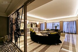 鑄鐵看起來不值錢，但是在藝術家手中卻可巧妙幻化成為藝術屏風。一來是藝術品，二來也可有著遮蔽客廳卻又擴大客廳面積的效果。