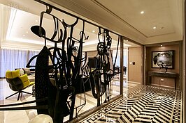 鑄鐵看起來不值錢，但是在藝術家手中卻可巧妙幻化成為藝術屏風。一來是藝術品，二來也可有著遮蔽客廳卻又擴大客廳面積的效果。