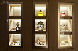 利用木頭做成的櫥櫃，除了可當分隔牆用外，也可當藝術展示區。