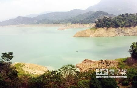 
今年台灣降雨稀少，連帶影響灌溉用水。圖為因水面下降，露出光禿坡地的曾文水庫。圖／本報資料照片
 