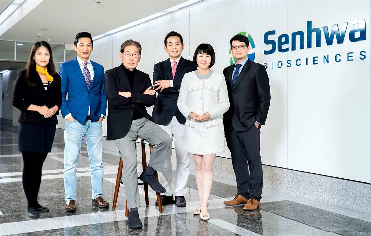 生華科董事長胡定吾（左3起）、醫務長黃品諺、執副暨財務長張小萍，推動CX-4945與CX-5461雙軌新藥研發，全面深化癌症治療應用。