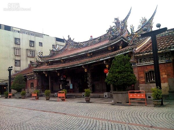 5孔廟離「華鎮茗苑大廈」步行約5百公尺。