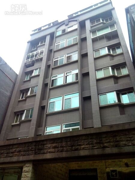 1「華鎮茗苑大廈」為雙拼大樓，隱身在重慶北路巷弄裡，不易察覺。