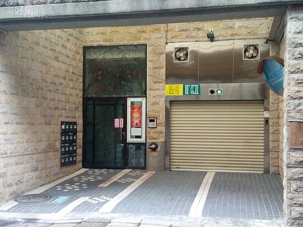 2大廈門口左側為入口處,右側為車輛停放出口。