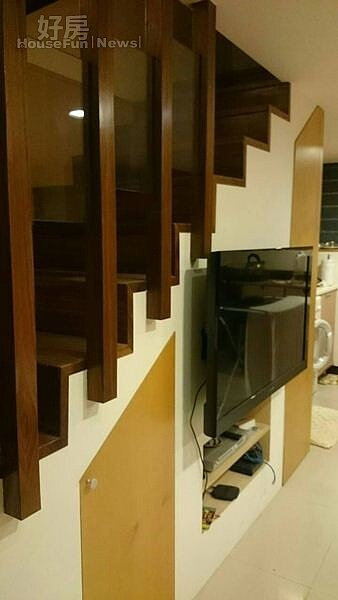
2.通往二樓的樓梯，梯間巧妙遮覆，就成了儲藏室。
