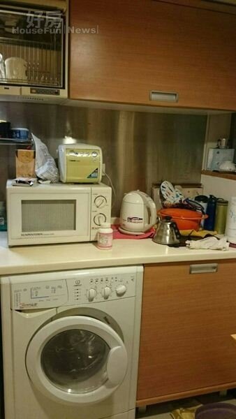 
7.開放式的小廚房、洗脫烘三合一的洗衣機還有小吧檯。
