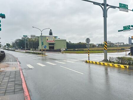 
桃園市「月桃路道路拓寬及延伸至福山路道路新闢工程」，目前正進行第三標用地取得與協議價購，民眾批市府預計僅以1坪不到3萬元協議價購，直呼不合理。（廖姮玥攝）
