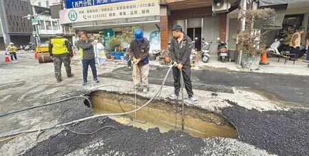 台南市中西區五妃街、西門路一段路口接連於20日、21日兩度傳出路面塌陷釀巨坑,工務局初步懷疑是建案工地連續壁施作過程造成滲漏,已對緊鄰的建案營造廠開罰。(曹婷婷攝)
