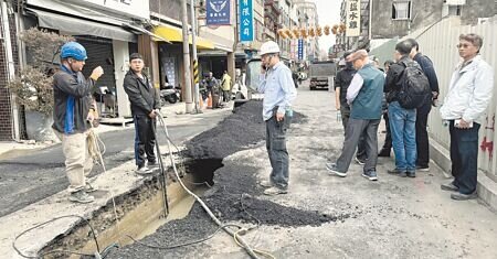 台南市中西區五妃街、西門路一段路口20日驚傳路面塌陷出現巨坑,當晚8點才灌漿完成填補,21日上午8點又傳路面塌陷,相關單位急追原因,工務局並對建案營造廠開罰。(曹婷婷攝)